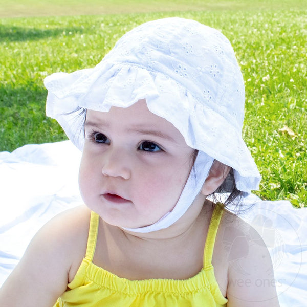 Reversible Ruffle Brim Eyelet Hat- White